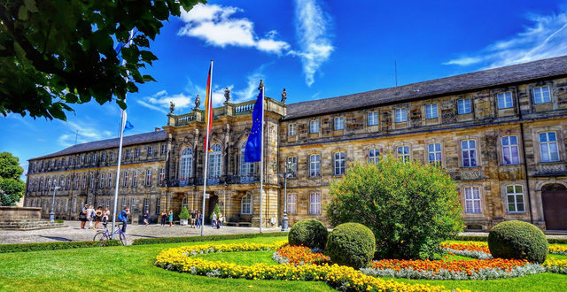 Blick auf das Neue Schloss mit einem großen Blumenbeet davor