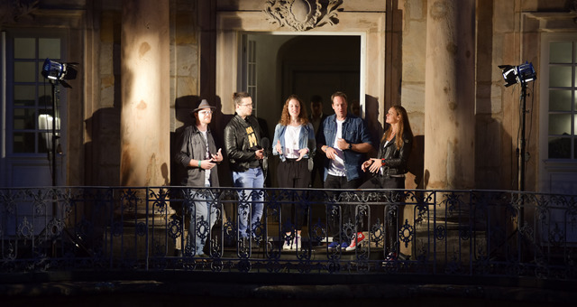 Fünf Musiker stehen auf dem Balkon des Markgräflichen Opernhauses in Bayreuth und geben ein A Capella-Konzert