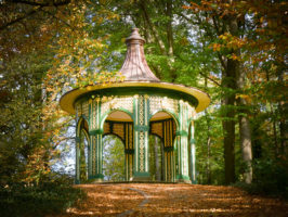 Ein Pavillon in der Eremitage in Bayreuth in herbstlicher Szenerie