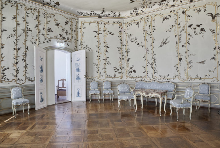 Das Japanische Zimmer im Neuen Schloss in Bayreuth, an den Wänden Blumenranken und tierische Ornamente.