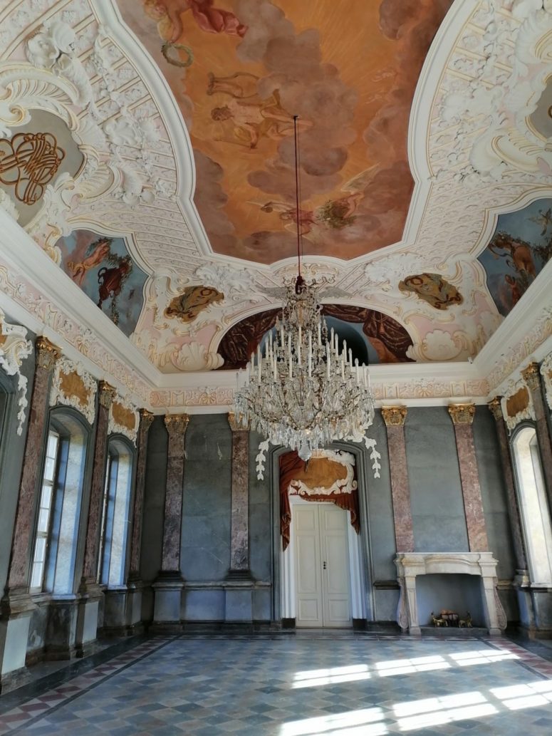 Ein Saal im Alten Schloss in der Eremitage, in dem vieles der Dekoration an Wänden und Decke aus Marmor ist.