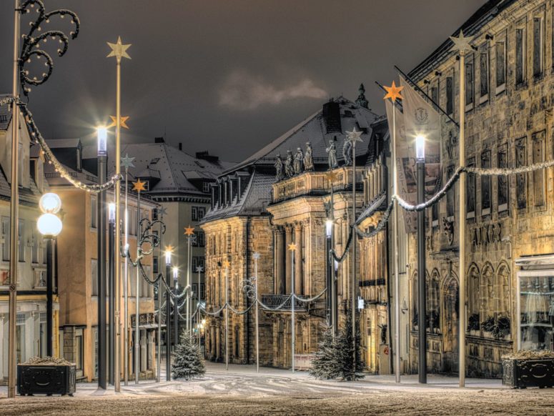 Schneebedeckte Opernstraße 5 (c) Mikhail Butovskiy