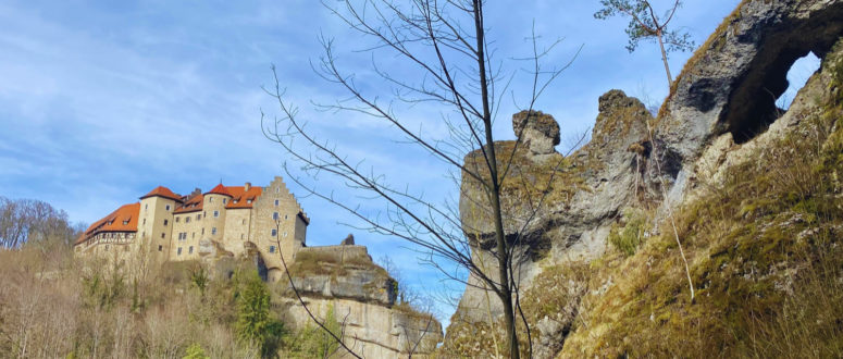 Blick auf Burg Rabenstein, die über dem Betrachter auf einem Berg thront