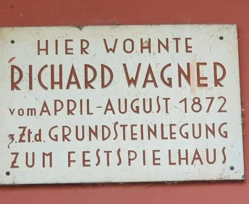 Inschrift, die erzählt, dass Richard Wagner von April bis August 1872 zu Zeiten der Grundsteinlegung zum Festspielhaus im Hotel Fantaisie gewohnt hat.