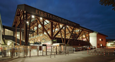 Der beleuchtete Eingang zum Eisstadion in Bayreuth bei Nacht