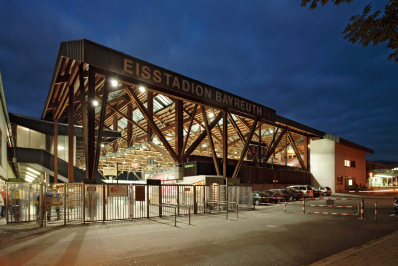 Der beleuchtete Eingang zum Eisstadion in Bayreuth bei Nacht