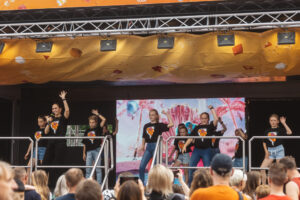 D!´s Kids Club bringt auf der Bühne Kindern Choreo zum TOGGO-Song bei