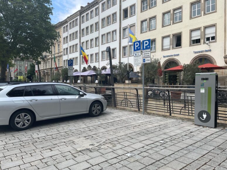 Elektroauto in Bayreuth direkt vor der Tourist-Information und neben dem Highlight Markgräflichen Opernhaus