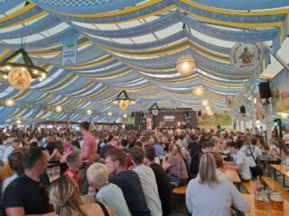 volksfest-im-bierzelt-cc0