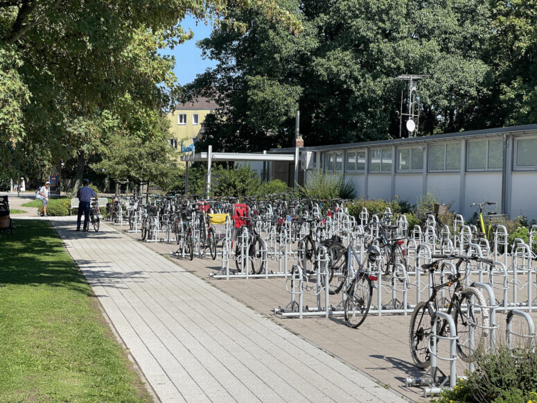 Kreuzsteinbad Bayreuth Fahrrad Stellplätze direkt vor dem Eingang