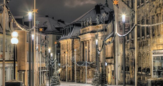 Schneebedeckte Opernstraße (c) Mikhail Butovskiy
