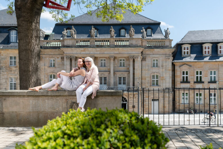 Außenansicht Markgräfliches Opernhaus - Schlossberglein 2 mit Personen (c) Max Hoerath