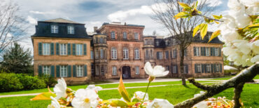 Schloss Fantaisie mit Blumen