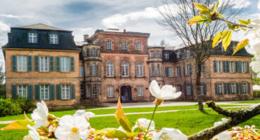 Schloss Fantaisie mit Blumen