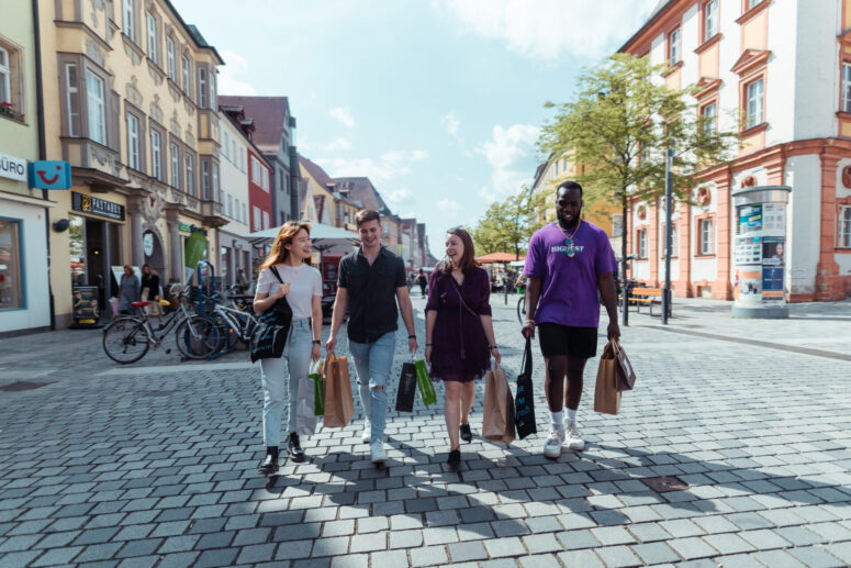 Freunde schlendern durch Maximilianstraße CC0
