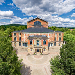 Luftbild Festspielhaus viel grün quer (c) Mikhail Butovskiy