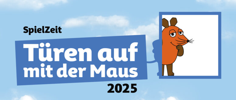 Eine orangefarbene Cartoon-Maus steht in einem blau umrandeten Rahmen vor einem Himmel mit Wolken. Der Text lautet: SpielZeit Türen auf mit der Maus 2025.