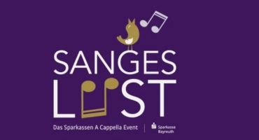 Lila Sangeslust Plakat mit einem Vogel und Noten, die kreativ den Buchstaben U bilden: Das Sparkassen A Cappella Event mit dem Logo der Sparkasse Bayreuth.