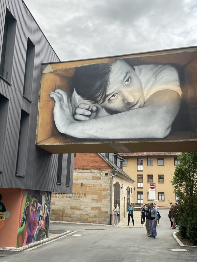 Urban Art Liebesbier Hotel - Man in a Cardbox