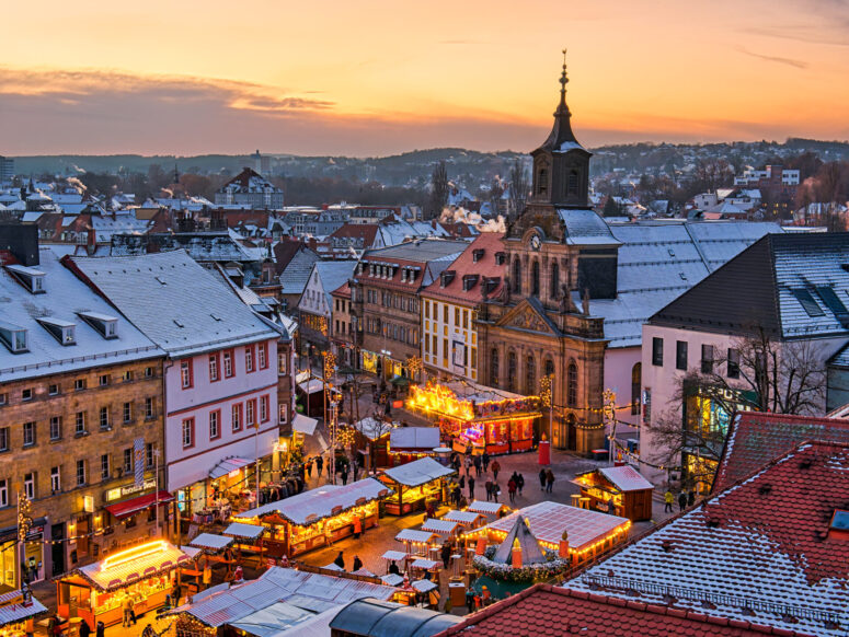 Blick auf Christkindlesmarkt und Spitalkirche mit Schnee_quer_1940030 (c) Mikhail Butovskiy