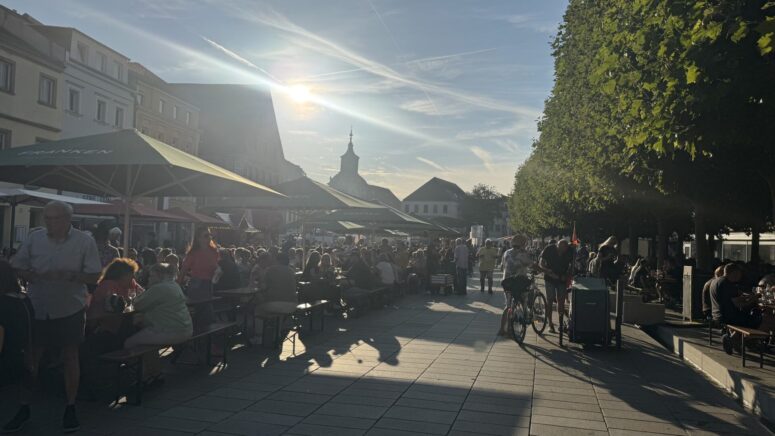 Bayreuther Weinfest Menschen Karstadt quer CC0