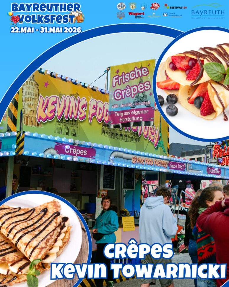Am bunten Stand von Kevins Food Factory auf dem Süß & Lecker Bayreuther Volksfest 2024 stehen die Menschen Schlange für frische Crêpes. Die Bilder in der Mitte zeigen auf Tellern angerichtete Crêpes mit Obst, Schokolade und Sahne. Der Text lautet "Crêpes Kevin Towarnicki".