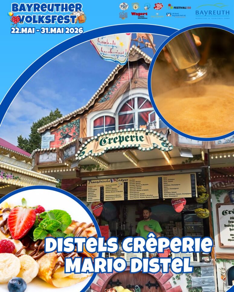 Ein festlicher Crêpe-Stand auf dem Bayreuther Volksfest 2026 mit einem farbenfrohen Crêperie-Stand, frischem Obst und Crêpes mit Sahnehaube sowie einer Nahaufnahme vom Ausgießen des Teigs. Der Text hebt Distels Crêperie, Mario Distel und Süß & Lecker Bayreuther Volksfest 2024 hervor.