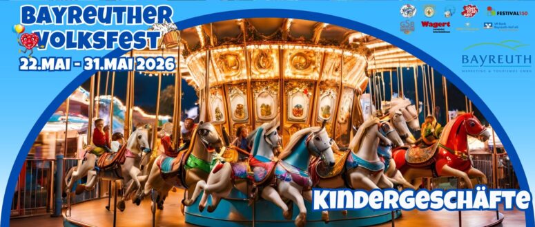 Ein hell erleuchtetes Karussell mit bunten Pferden dreht sich nachts unter einem festlichen Banner für das Bayreuther Volksfest, das vom 22. bis 31. Mai 2026 stattfindet. Das Wort "Kinderfahrgeschäfte" ist in fetten Buchstaben zu lesen.