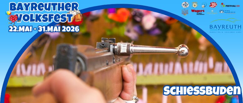 Nahaufnahme von Händen, die mit einem Gewehr auf eine Schießbude zielen, mit bunten Preisen im Hintergrund. Der Bannertext lautet Bayreuther Volksfest 22. Mai - 31. Mai 2026, Schiessbuden, und Bayreuther Volksfest Schausteller Sponsorenlogos sind sichtbar.