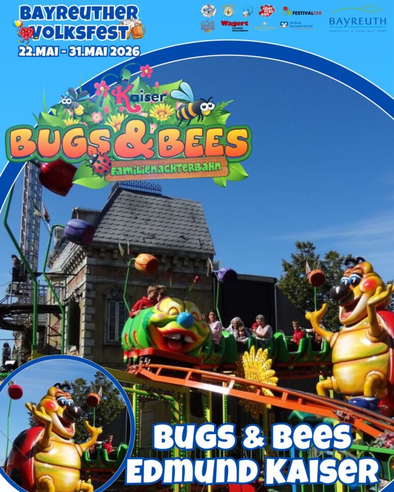 Ein farbenfrohes Fahrgeschäft mit Cartoon-Käfer- und Bienenautos, Teil der Kinderfahrgeschäfte, befördert Familien und Kinder auf dem Bayreuther Volksfest 2026 auf eine Achterbahn. Strahlend blauer Himmel, Beschilderung und festliche Dekoration vervollständigen die fröhliche Szene.