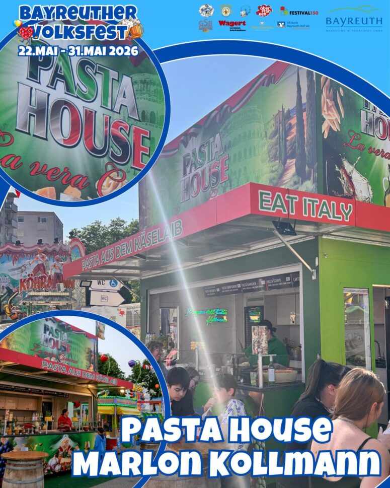 Menschen versammeln sich vor dem farbenfrohen Stand des Pasta House, einer der Genussstationen auf dem Bayreuther Volksfest 2026. Auf Schildern ist EAT ITALY und PASTA AUS DEM KÄSELAAIB zu lesen, inmitten eines geschäftigen Treibens mit Menütafeln und festlicher Dekoration.