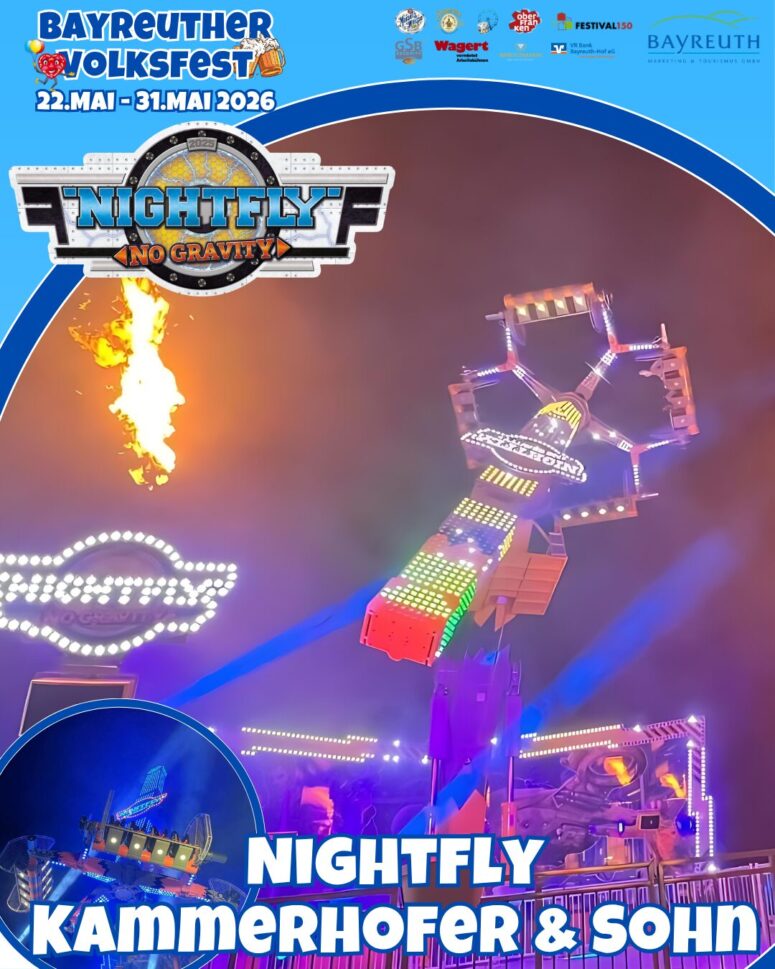 Ein hell erleuchtetes Fahrgeschäft namens Nightfly dreht sich nachts beim schausteller Volksfest 2026 und lässt Feuer in den Himmel schießen. Text und bunte Grafiken werben für die Veranstaltung und das Fahrgeschäft von Kammerhofer & Sohn.