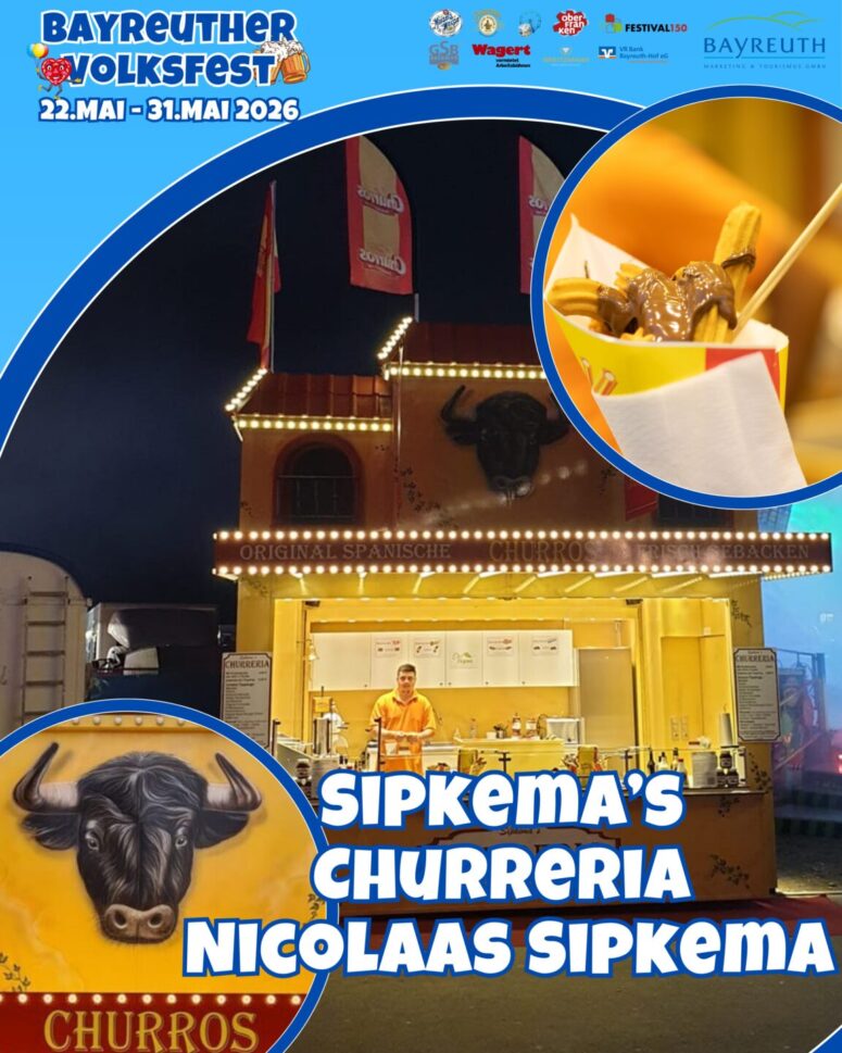 Ein Churro-Stand mit einem Stier-Schild, der Sipkemas Churreria Nicolaas Sipkema heißt, auf dem Süß & Lecker Bayreuther Volksfest 2024. Eine Person steht an der Theke. Der Einsatz zeigt Churros mit Schokolade. Festbanner und Daten stehen über dem Bild.