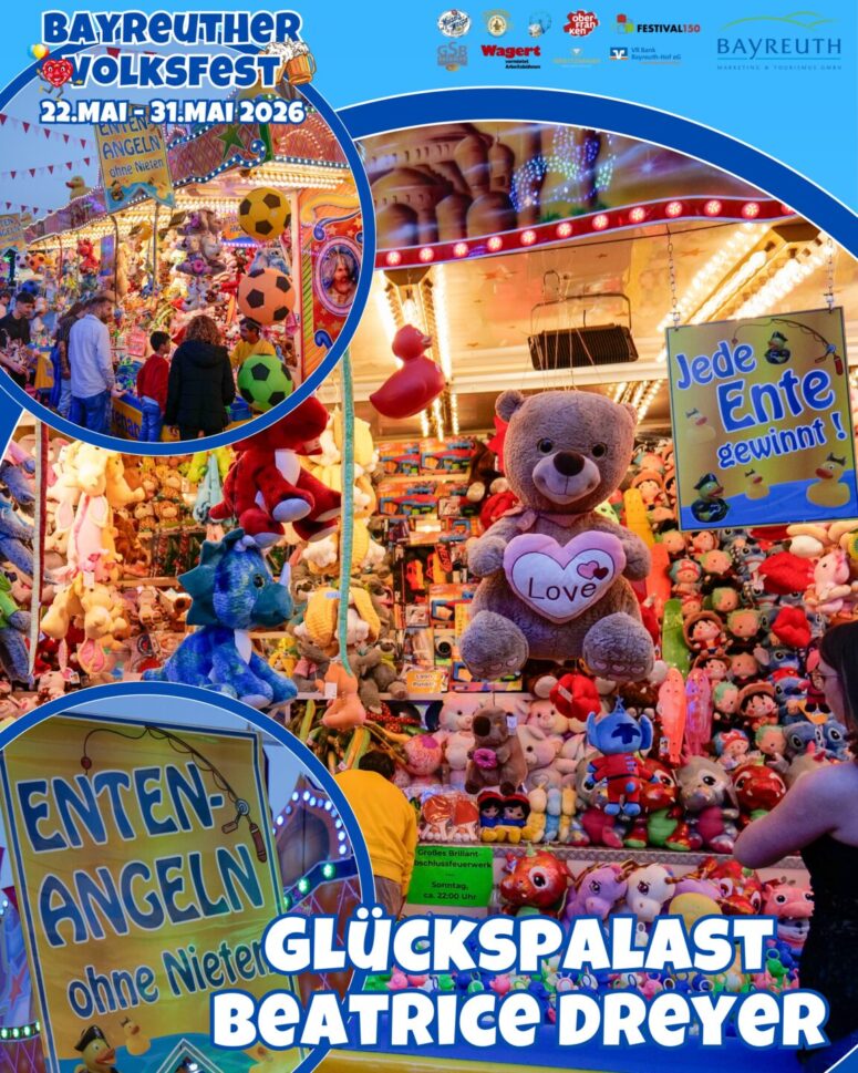 Bunte Jahrmarktsbude auf dem Bayreuther Volksfest 2026, dekoriert mit Plüschtieren und Spielzeug. Auf den Schildern steht "Jede Ente gewinnt" und "Enten-Angeln ohne Niete". Die Menschenmenge genießt die festliche Atmosphäre.