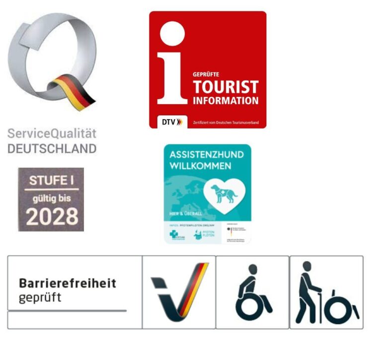 Eine Collage deutscher Logos zur Zertifizierung von Tourismus und Barrierefreiheit, einschließlich Symbolen für Servicequalität, barrierefreie Einrichtungen, Assistenzhunde willkommen, Touristeninformation und Zugang für Rollstuhlfahrer.
