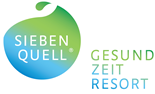 Das Logo von Siebenquell GesundZeitResort zeigt eine kreisförmige Form mit blau-grünem Farbverlauf und einem kleinen Blatt. Innerhalb der Form steht SIEBEN QUELL geschrieben, und GESUND ZEIT RESORT steht rechts in grüner und blauer Schrift.