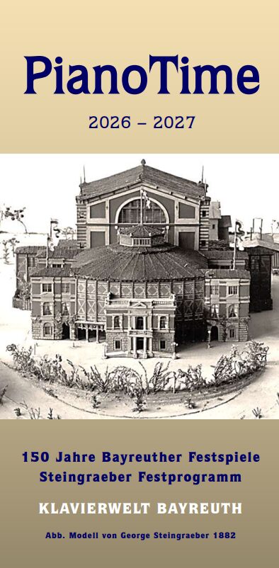 Plakat mit PianoTime 2026-2027 über einer Schwarz-Weiß-Illustration eines geschmückten Konzertsaals, mit Text zu den 150. Bayreuther Festspielen, dem Steingraeber Festprogramm und der Klavierwelt Bayreuth. Feiern Sie Musik mit Steingraeber excellence.