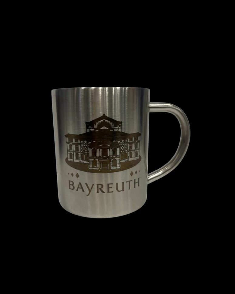 Becher aus Edelstahl mit Henkel, auf dem ein Gebäude und das Wort BAYREUTH eingraviert sind, auf schwarzem Hintergrund. Exklusiv im Bayreuth Shop erhältlich.