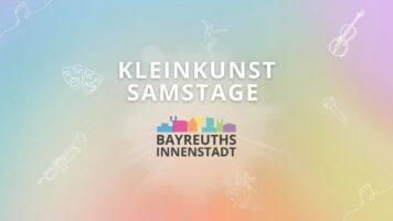 Bunter Hintergrund mit Farbverlauf und weißen Umrissen von Musikinstrumenten, einem Mikrofon und Theatermasken. In der Mitte steht fett der Text Kleinkunst Samstage über dem Logo Bayreuths Innenstadt.