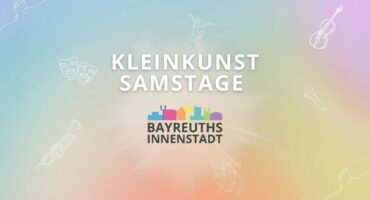 Bunter Hintergrund mit Farbverlauf und weißen Umrissen von Musikinstrumenten, einem Mikrofon und Theatermasken. In der Mitte steht fett der Text Kleinkunst Samstage über dem Logo Bayreuths Innenstadt.