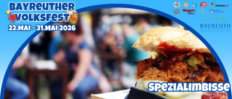 Nahaufnahme eines Pulled-Pork-Sandwichs auf einem Plakat des Bayreuther Volksfestes Schausteller, mit Veranstaltungsdaten (22. bis 31. Mai 2026) und "Spezialimbisse" auf blauem Hintergrund, mit Logos und unscharfen Personen im Hintergrund.
