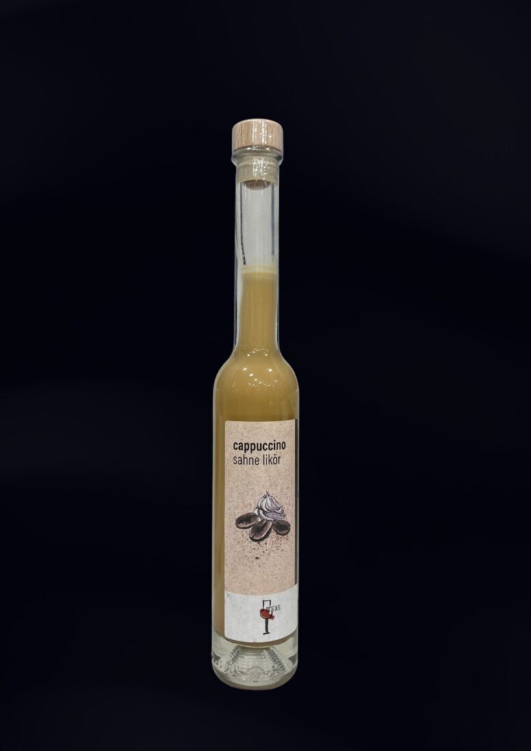 Eine hohe, mit hellbrauner Flüssigkeit gefüllte Glasflasche mit der Aufschrift "Cappuccino sahne likör" und einer Abbildung von Kaffeebohnen ist vor einem schlichten schwarzen Hintergrund zu sehen - exklusiv im Bayreuth Shop erhältlich.