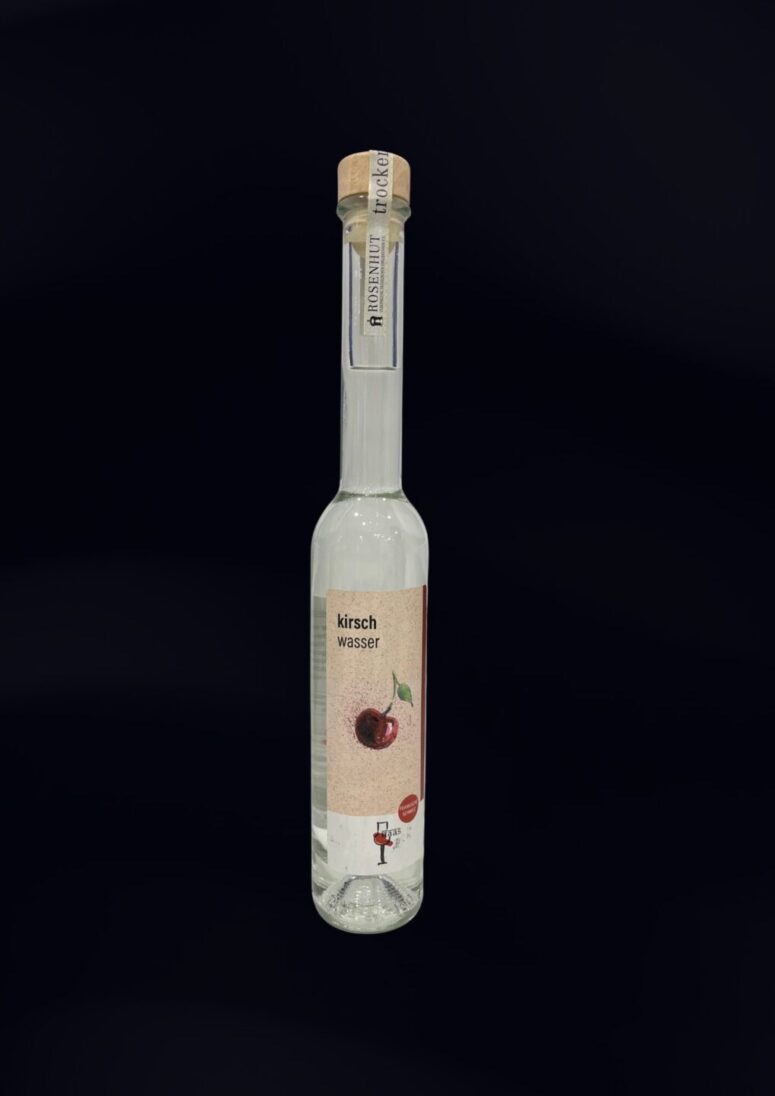 Eine hohe, klare Glasflasche mit Korken, die mit Kirschwasser beschriftet ist und auf deren Vorderseite eine Kirsche abgebildet ist, steht vor einem schlichten schwarzen Hintergrund - exklusiv im Bayreuth Shop erhältlich.