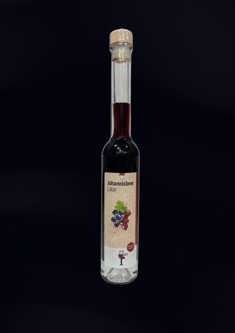 Eine hohe, klare Glasflasche mit Korkverschluss enthält eine dunkelrote Flüssigkeit. Das Etikett trägt die Aufschrift Johannisbeer Likör und zeigt eine Grafik von schwarzen Johannisbeeren mit Blättern. Erhältlich im Bayreuth Shop, hebt es sich von dem schlichten schwarzen Hintergrund ab.