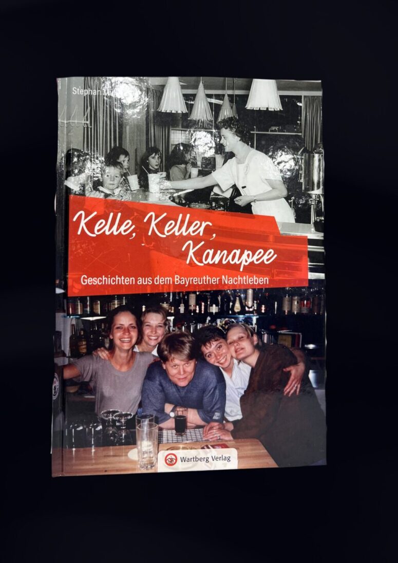 Ein Buchumschlag mit dem Titel Kelle, Keller, Kanapee: Geschichten aus dem Bayreuther Nachtleben" zeigt zwei Schwarz-Weiß-Fotos von Menschen, die sich in einer Bar treffen. Erhältlich beim Wartberg Verlag und im Bayreuth Shop.