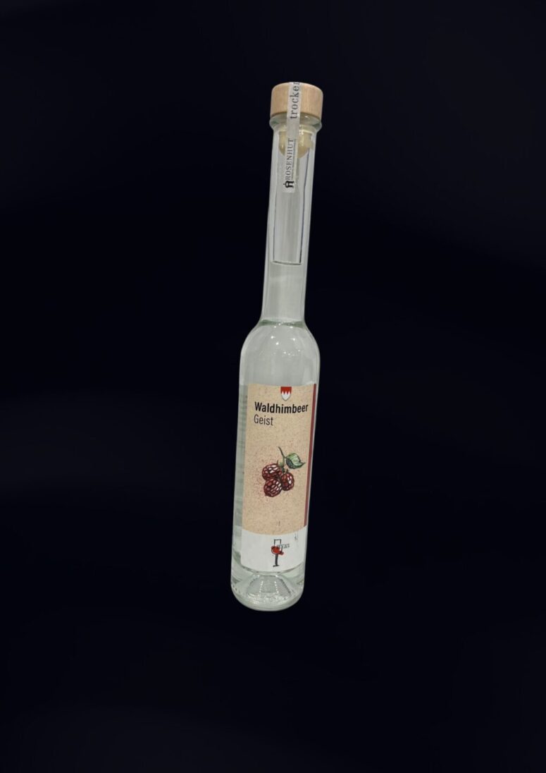 Eine Klarglasflasche mit einem Korken, die eine transparente Flüssigkeit enthält. Das Etikett trägt die Aufschrift Waldhimbeer Geist und zeigt Himbeeren auf einem cremefarbenen Hintergrund mit einem rot-weißen Emblem. Dieser Artikel aus dem Bayreuther Shop ist auf schwarzem Hintergrund abgebildet und wird elegant präsentiert.
