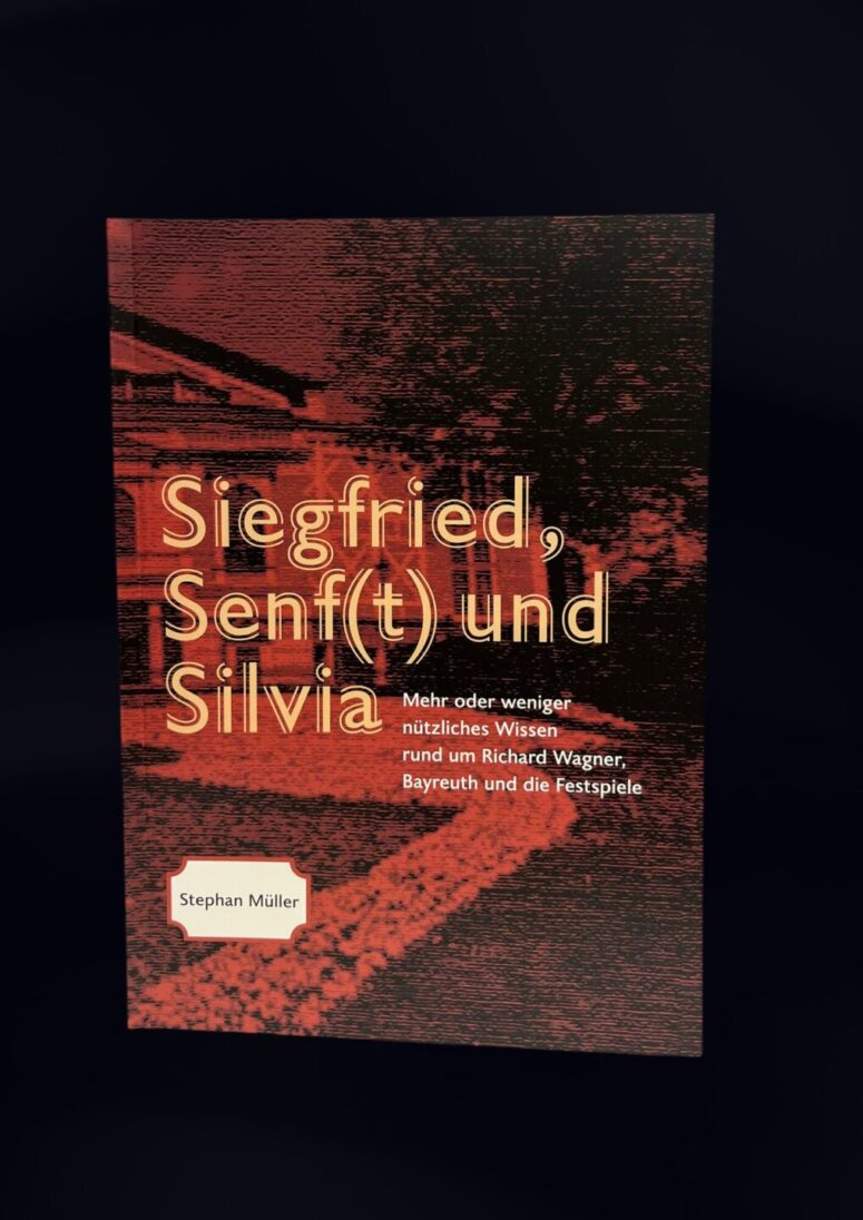 Ein Buchumschlag mit dem Titel Siegfried, Senf(t) und Silvia von Stephan Müller, der ein rötlich getöntes Gebäude und einen deutschen Untertiteltext über Richard Wagner und Bayreuth zeigt - perfekt für jede Bayreuth-Shop-Sammlung.