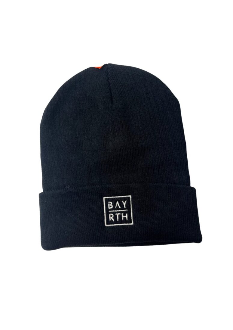 Schwarze Mütze mit umgeschlagener Krempe und einem kleinen, quadratischen weißen Aufnäher auf der Vorderseite mit dem Text BAY RTH. Entdecken Sie dieses stilvolle Accessoire im Bayreuth Shop, das hier auf einer schlichten weißen Fläche präsentiert wird.