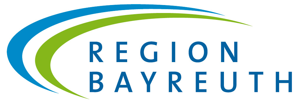 Logo für die Region Bayreuth mit zwei geschwungenen Linien, einer blauen und einer grünen, die sich über dem fettgedruckten blauen Text Region Bayreuth auf weißem Hintergrund wölben und so den lebendigen Geist der Region und ihre reiche Kleinkunstszene einfangen.