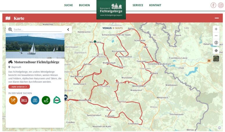 Screenshot einer interaktiven Karte, die die Region Fichtelgebirge in Deutschland zeigt und eine Motorradfahren-Tourroute in Rot hervorhebt, mit einer Seitenleiste, die Tourinformationen und ein Foto von Menschen auf einem See zeigt.
